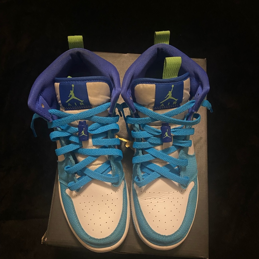 Jordan 1 mid

size 7Y boy/girl
Women’s size 8.5/ Men’s 7

Only worn once